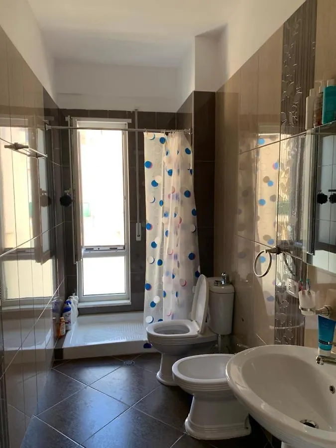 Apartman Lovely And Spacious 2-Bed Room Home In Great Location Vlora